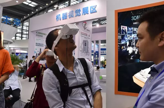 观众正在体验最新的VR技术