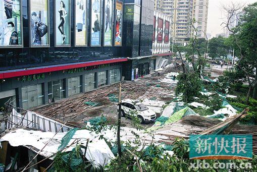 ■昨天，广州市海珠区广州大道南润景轻纺城外墙的脚手架，突然发生倒塌。
