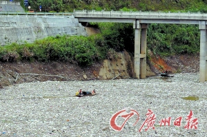 粤北降雨频繁 洪水挟裹20万㎡垃圾带包围乐昌