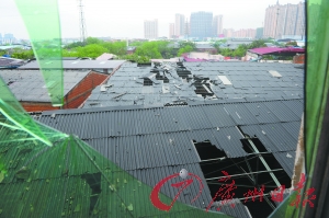 工厂顶棚被砸穿。广州日报记者陈枫摄