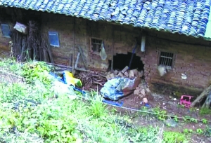 巨石砸烂厨房。广州日报记者曾焕阳摄