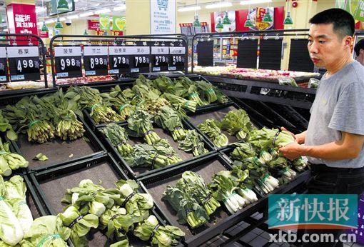 ■广州市天河区某超市，市民在挑选蔬菜。