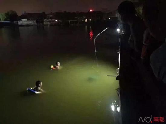 惠州市救捞队的志愿者在现场救援。