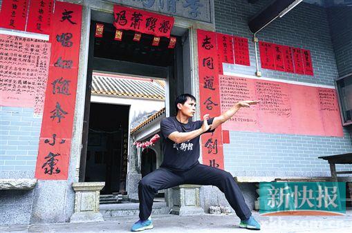 ■洪拳传承人冯亦慧在自己的武馆前练五型拳的招数。