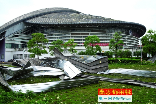 大学城的广外体育馆屋顶铁皮被大风掀翻，落在附近草地上。