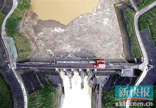 ■4月13日，乐昌峡枢纽，大坝后面堆积了密密麻麻的垃圾。