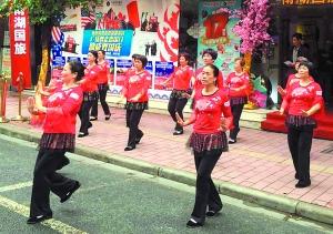 大妈广场舞表演。 广州日报记者庄小龙 摄