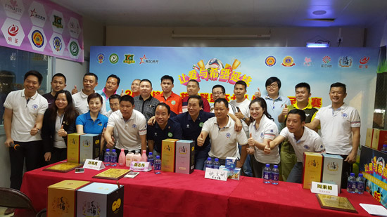 现场球队和嘉宾代表发布会上合影