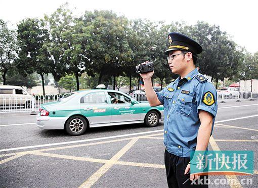 ▲天河客运站电子执法，监控拒载出租车。广州市交委执法人员向记者演示监控过程。