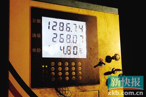 ■计价器上清楚地显示，正在加油的货柜车已经加了268.07升柴油，总价1286.74元。