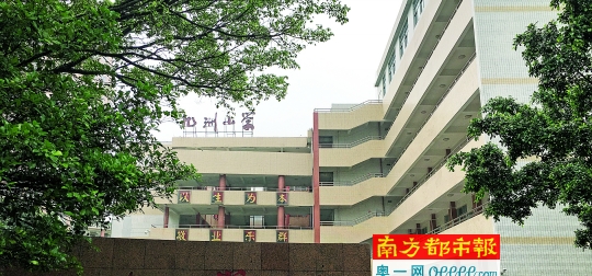 珠海九洲小学，出事地点在教学楼顶层加建的大教室。