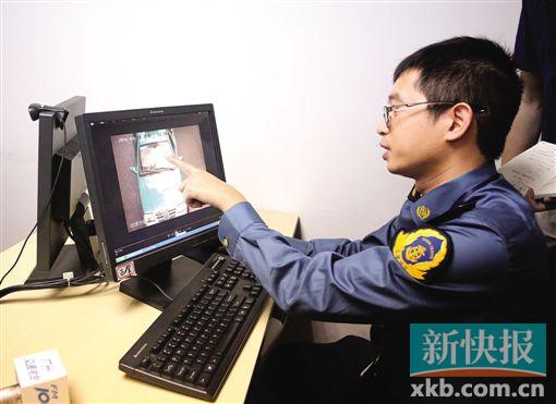 在交委执法局电子监控室内,执法人员演示监控过程。