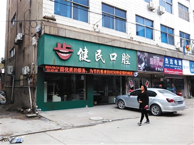 　　陈家在温岭的一幢四层临街楼房。几年来，不断有讨债者登门，讨要陈明江欠下的赌债。新京报记者 谷岳飞 摄