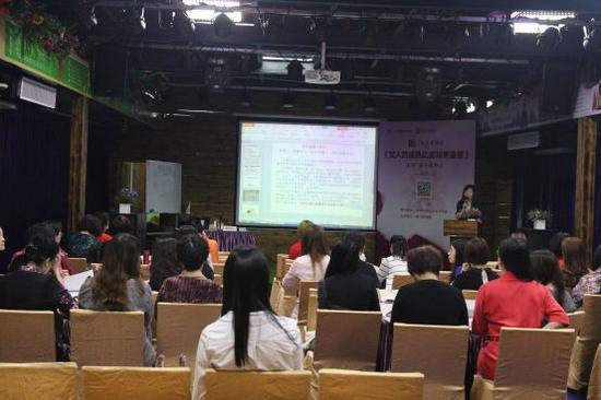 珠江大讲堂第八讲《女人的成熟比成功更重要》于2016年4月17日在珠江商学院中央讲堂隆重举行,一百五十余位来自华南地区各行各业的精英女性共聚一堂、共同学习、共同成长。