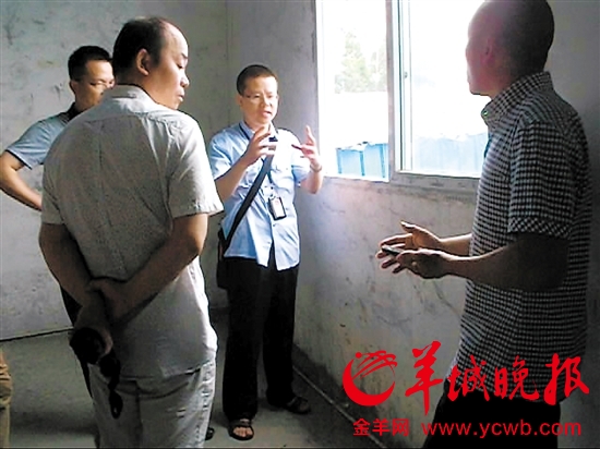 经办法官冯建刚(右二)第一次走出法庭到徐某摔伤的厂房里调查