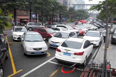 鸿福路商业圈沃尔玛超市附近,私家车随处停放比较严重