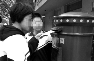 特教班学生在学校的安排下学习投寄信件。