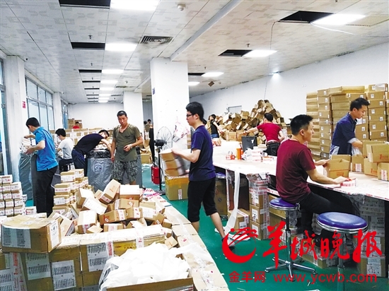 记者走进深圳这家电商平台公司仓库,看到工作人员正在忙碌地包装各种商品
