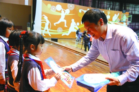 三水区图书馆向西南小学赠书 让孩子读更多书