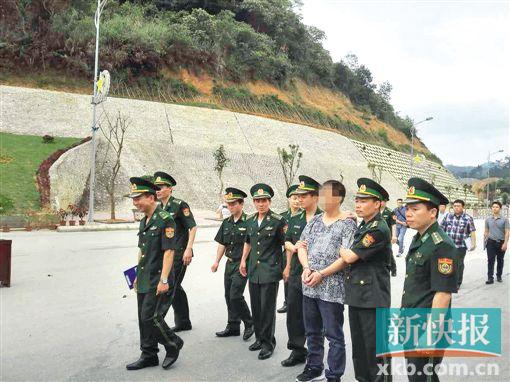 ■越南警方将涉案犯罪嫌疑人李某聪移交给中国警方。