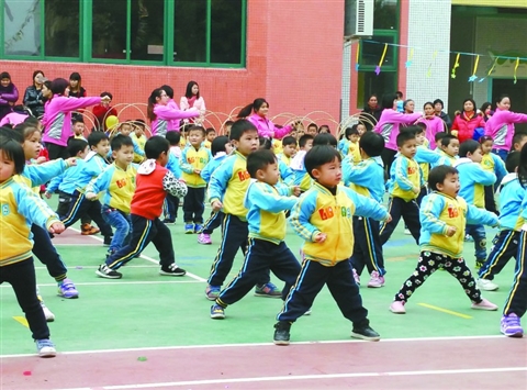 芦苞实验幼儿园内，孩子正在做操。规划显示，到2020年，三水区学前教育学位总需求将达到3.6万个。 　　/芦苞实验幼儿园供图