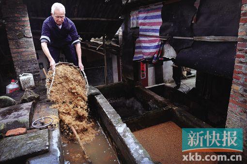 ■将打碎的竹沫浸泡发酵。
