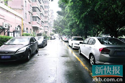 ■春兰花园小区道路两旁停放的车辆，严重阻碍小区消防安全通道。