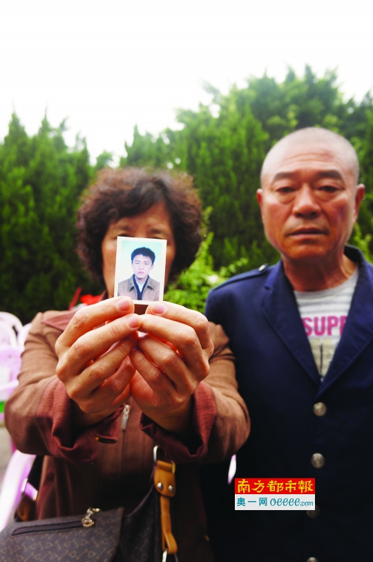 尹峰父母和尹峰(照片中人)。 南都记者 杨亮 摄