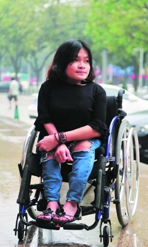 轮椅上的小娣，希望能有一份稳定的工作，多赚钱孝顺奶奶。
