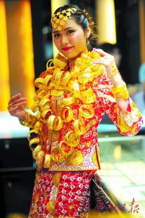 一位女士身戴价值百万的黄金。 广州日报记者王燕 摄