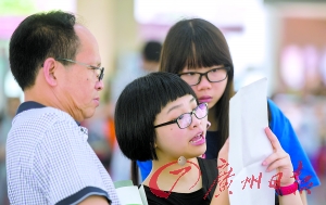 招生开放日，学生和家长特别关注招生政策的变化。广州日报记者骆昌威摄