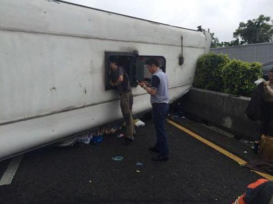 陆客团游览车翻车，图自台湾《联合报》1