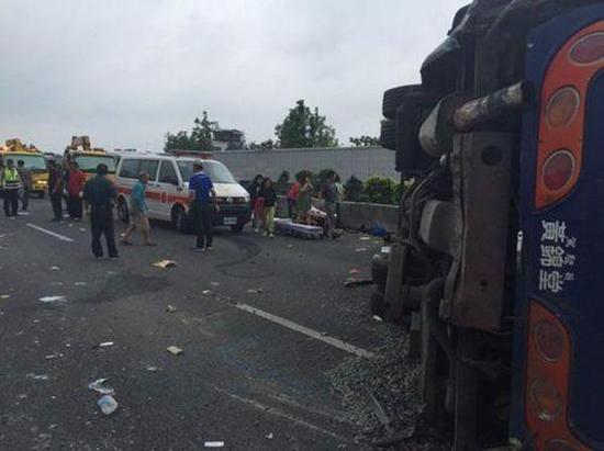 陆客团游览车翻车，图自台湾《联合报》