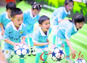 活动新闻发布会上，孩子们快乐地进行足球表演。广州日报记者庄小龙摄