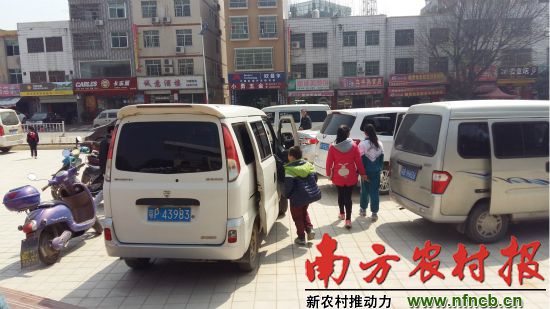 村民包车接送小孩,车辆超员、非法营运现象普遍