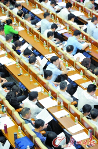 代表们在认真地听报告。