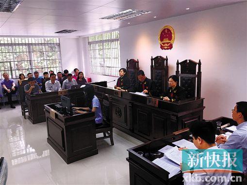 ■庭审现场气氛凝重,被告一方代表表情严肃。