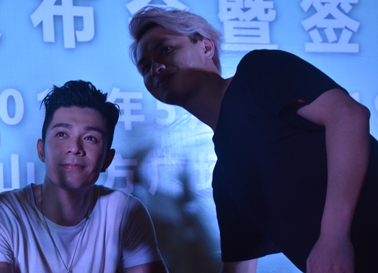 签名对粉丝有求必应