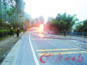 两货车相撞后，现场发生爆燃，55名消防员参加扑救。