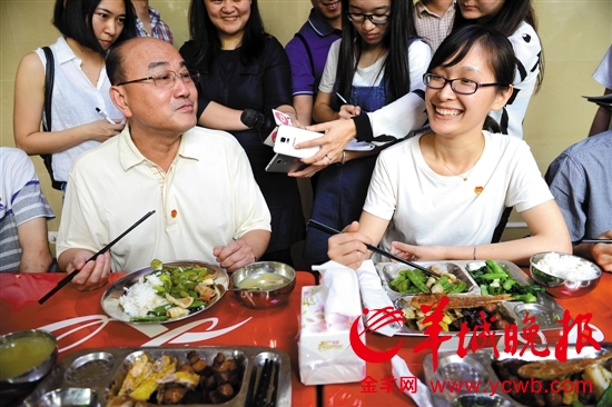 广东财经大学党委书记黄晓波与学生代表午餐时聊天 羊城晚报记者 汤铭明 摄
