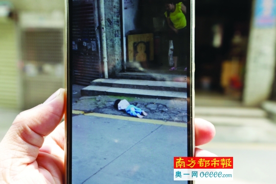 街 坊 拍 的照片显示，女 童 趴 在地 上 。 南都记者黎湛均 摄