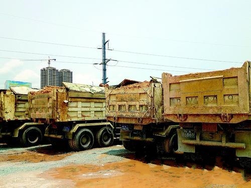 惠州大亚湾再次查获69辆深圳跨界偷倒渣土车