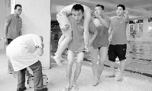 游泳救生员岗前培训演练昨日在省实游泳馆开展。图为救生员在抢救溺水者。