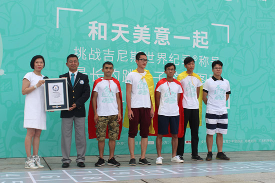 吉尼斯认证官向挑战选手颁奖