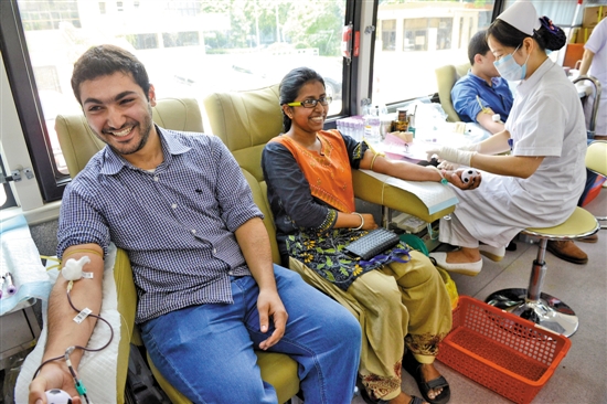 参与献血的印度留学生 羊城晚报记者 汤铭明 摄