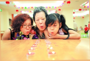 在美好家园孝慈轩养老服务中心，数十名老人和子女一起做游戏。 　　广州日报记者 　　王燕摄