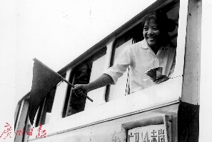 14路乘务员素来有微笑服务的传统（资料图片）。广州日报记者乔军伟 通讯员曾家荣 摄