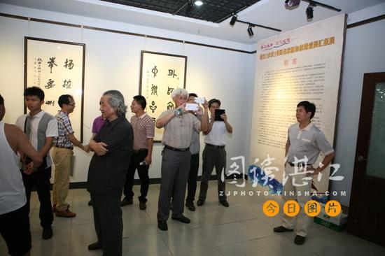 精彩的画展深深吸引市民