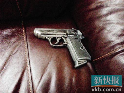 ▲警方在王某家中缴获的手枪。