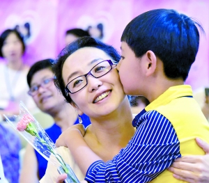 母亲节处处洋溢着温情的气氛，在广州市青年文化宫举办的“妈妈我爱你”活动中，孩子和妈妈一起做游戏。 广州日报记者黎旭阳摄
